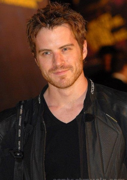 Robert Kazinsky photo