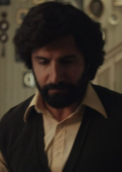 Roger Radcliffe (Kayvan Novak) photo