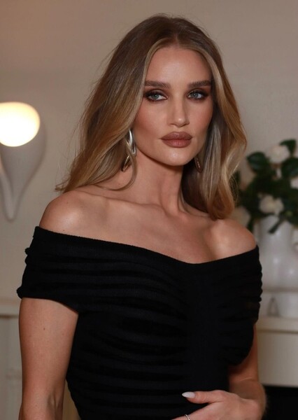 Rosie Huntington-Whiteley photo