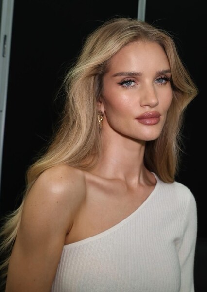 Rosie Huntington-Whiteley photo