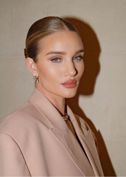 Rosie Huntington-Whiteley photo