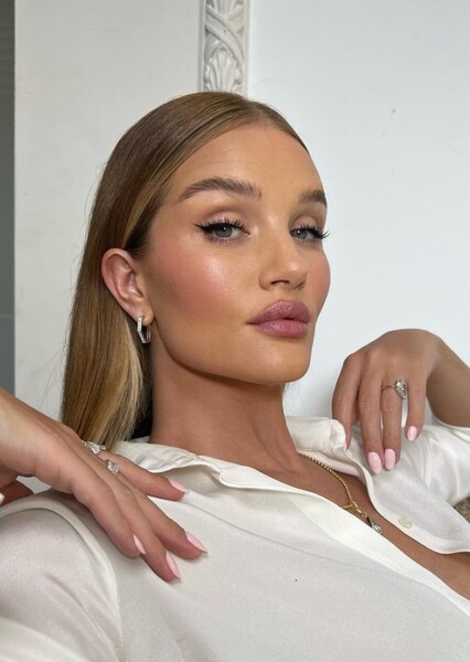 Rosie Huntington-Whiteley photo