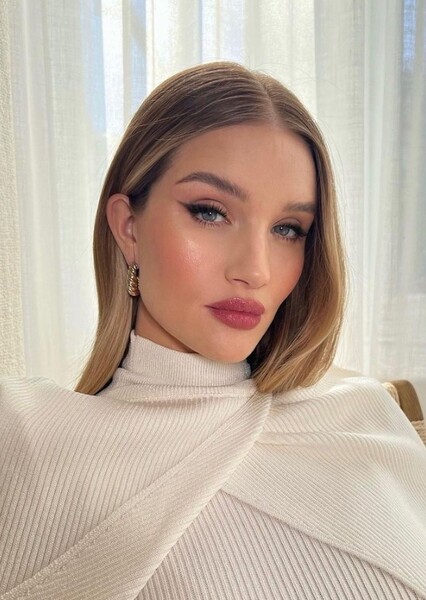Rosie Huntington-Whiteley photo