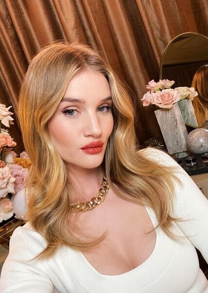 Rosie Huntington-Whiteley photo