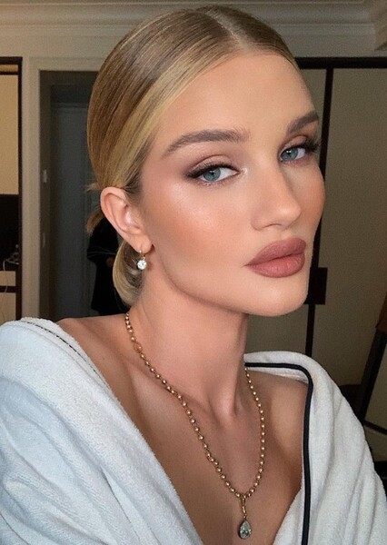 Rosie Huntington-Whiteley photo