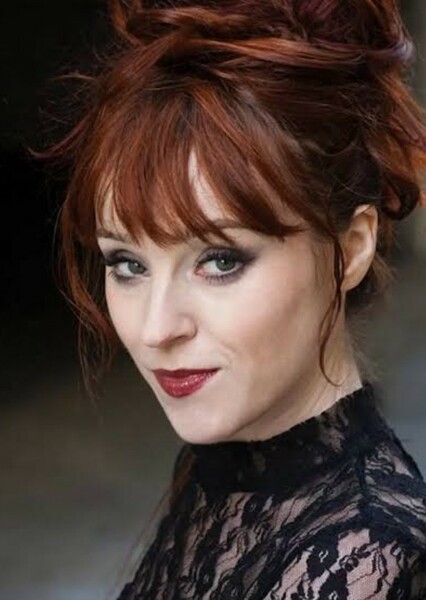 Ruth Connell photo