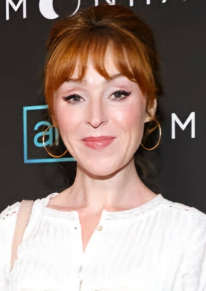 Ruth Connell photo