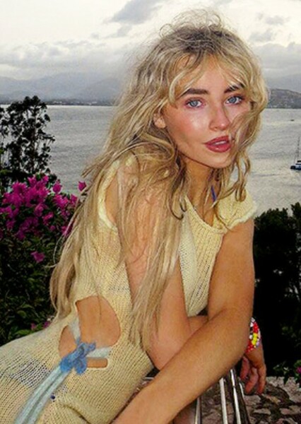 Sabrina Carpenter photo