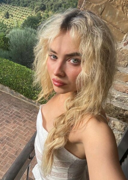 Sabrina Carpenter photo