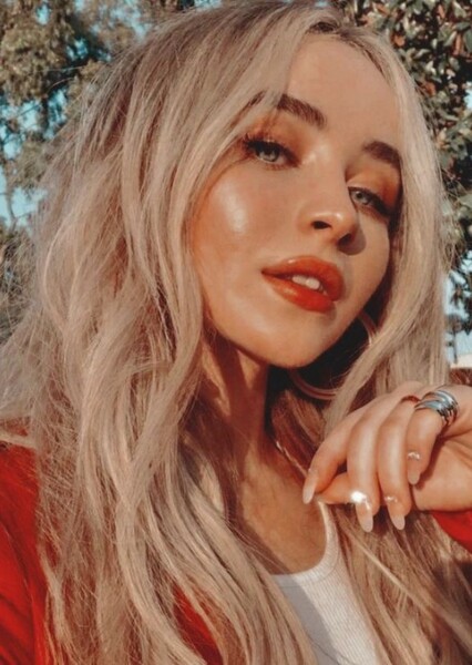 Sabrina Carpenter photo