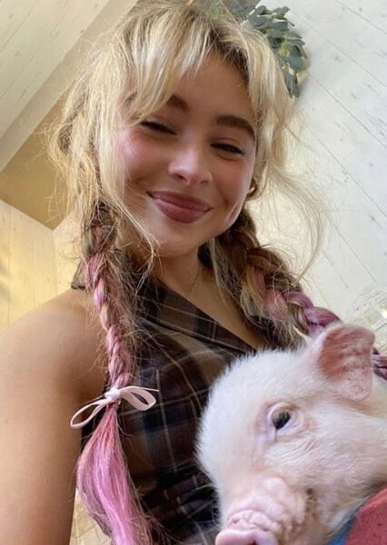 Sabrina Carpenter photo