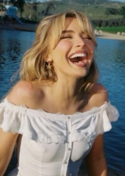 Sabrina Carpenter photo