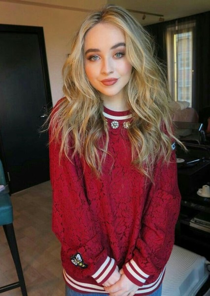 Sabrina Carpenter photo