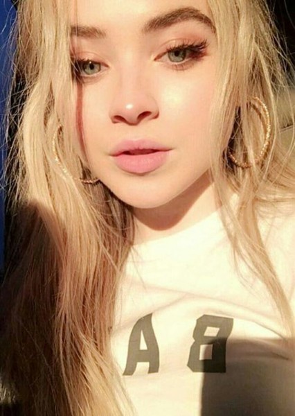 Sabrina Carpenter photo