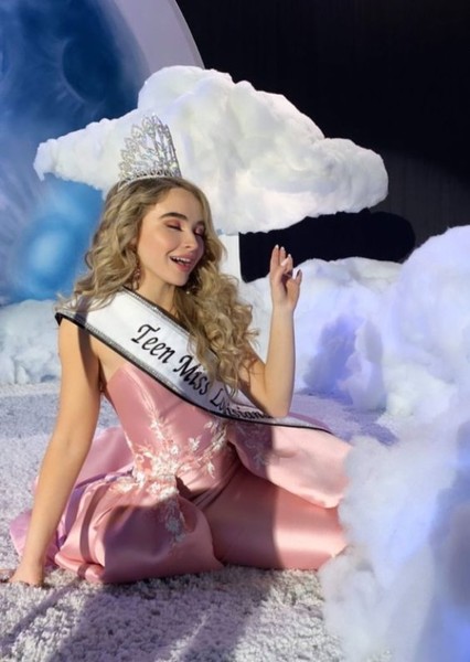 Sabrina Carpenter photo