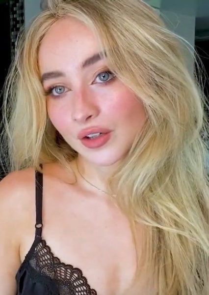 Sabrina Carpenter photo