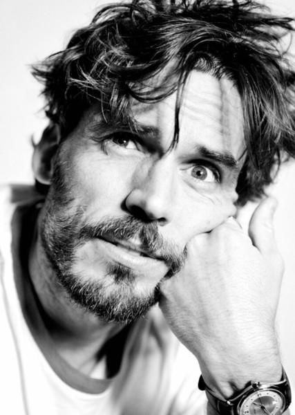 Sam Claflin photo