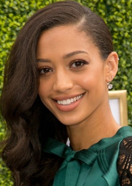 Samantha Logan photo