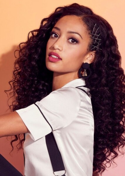 Samantha Logan photo
