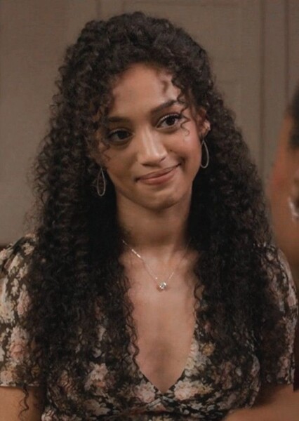 Samantha Logan photo