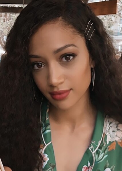 Samantha Logan photo