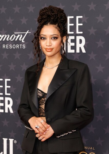 Samantha Logan photo