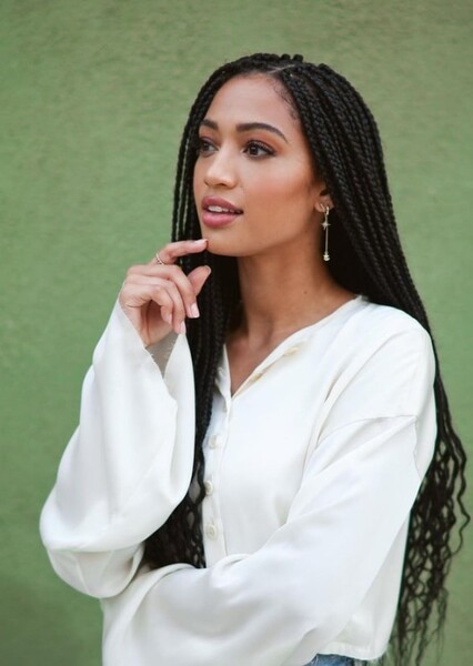 Samantha Logan photo
