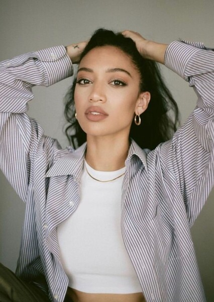 Samantha Logan photo