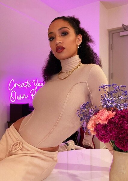 Samantha Logan photo