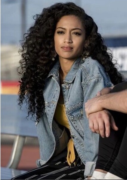 Samantha Logan photo