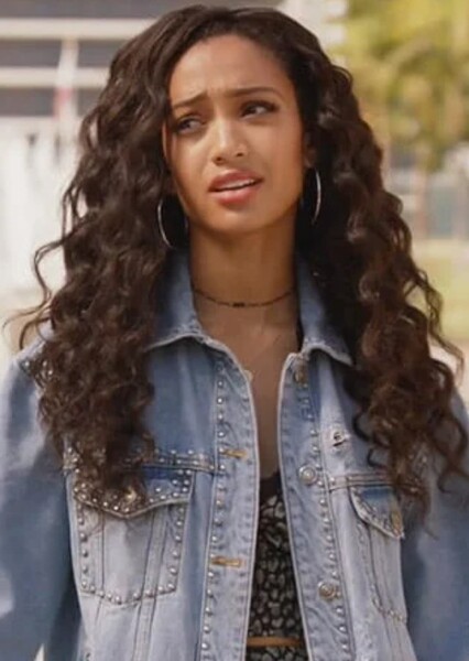 Samantha Logan photo