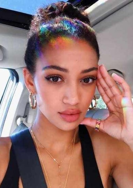 Samantha Logan photo