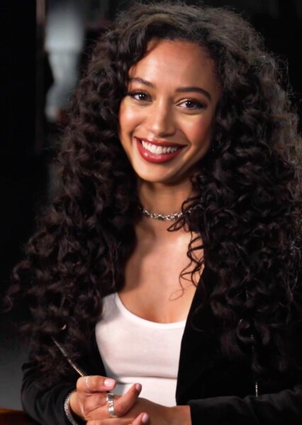 Samantha Logan photo