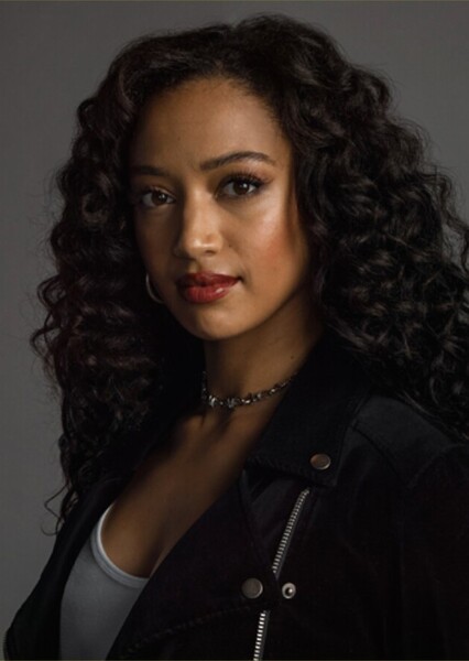 Samantha Logan photo