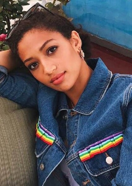 Samantha Logan photo