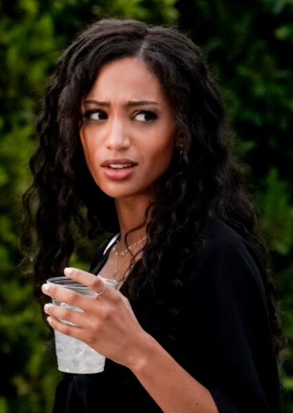 Samantha Logan photo
