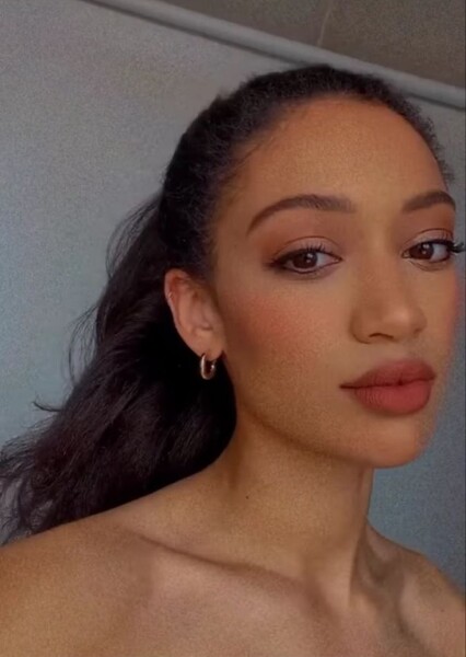 Samantha Logan photo
