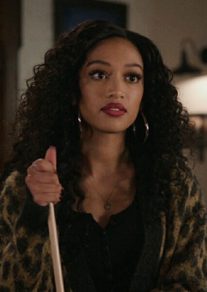 Samantha Logan photo