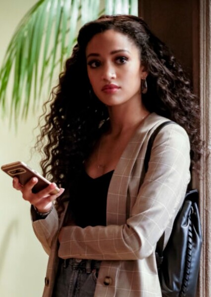 Samantha Logan photo