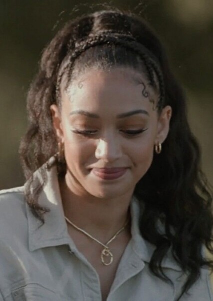Samantha Logan photo