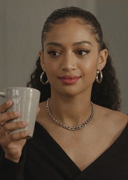 Samantha Logan photo