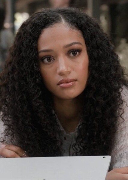 Samantha Logan photo