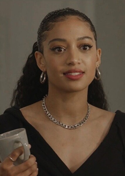 Samantha Logan photo