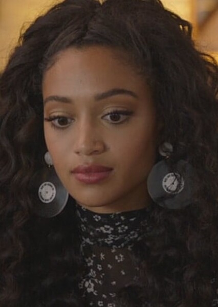 Samantha Logan photo