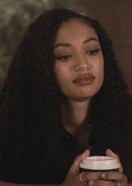 Samantha Logan photo