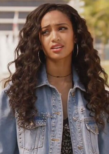 Samantha Logan photo