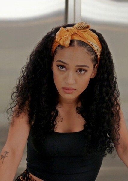 Samantha Logan photo