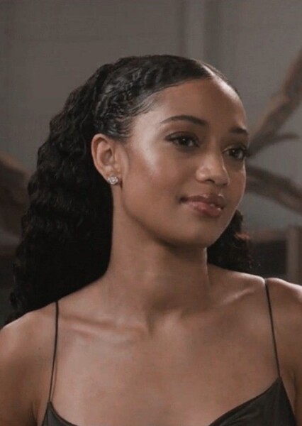 Samantha Logan photo