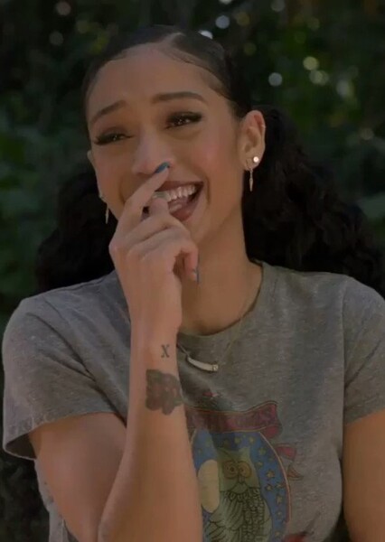 Samantha Logan photo
