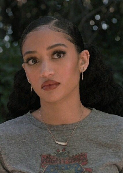 Samantha Logan photo